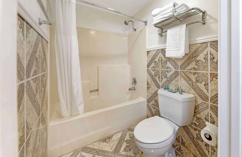 Sunset Beach Hotel | Best Western Harbour Inn & Suites Huntington - Sunset Beach