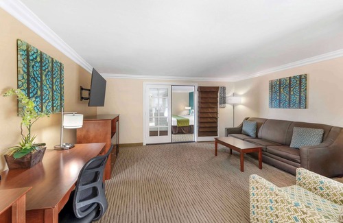 Sunset Beach Hotel | Best Western Harbour Inn & Suites Huntington - Sunset Beach