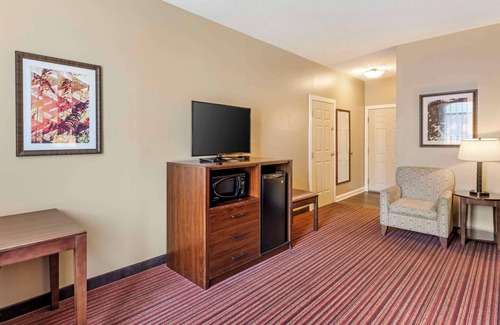 Columbiana Hotel | Best Western Plus Dutch Haus Inn and Suites