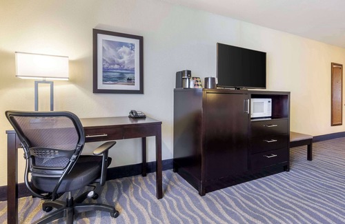The Bowl of Edmonds Hotel | Best Western Plus Edmonds Harbor Inn