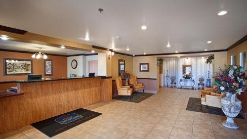 Palmdale Hotel | Best Western Plus John Jay Inn & Suites