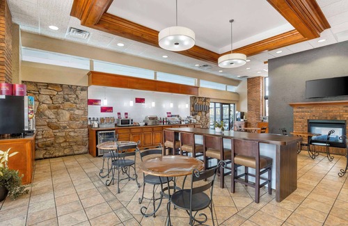 Downtown Branson Hotel | Best Western Plus Landing View Inn & Suites