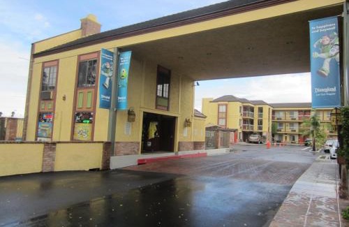 Anaheim Resort Hotel | Best Western Plus Raffles Inn & Suites