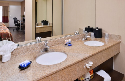 Anaheim Resort Hotel | Best Western Plus Raffles Inn & Suites