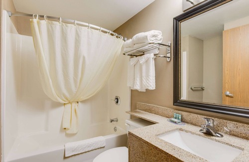Pewaukee Hotel | Best Western Waukesha Grand