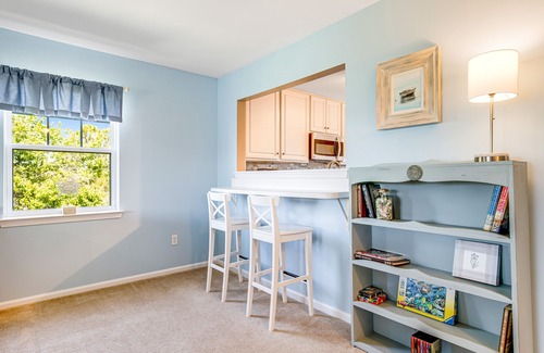 Ocean View Condominio | Bethany Bay Third-Floor Dog-Friendly Condo w/Free WiFi, Balcony, & Shared Pool