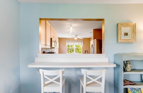Ocean View Condominio | Bethany Bay Third-Floor Dog-Friendly Condo w/Free WiFi, Balcony, & Shared Pool