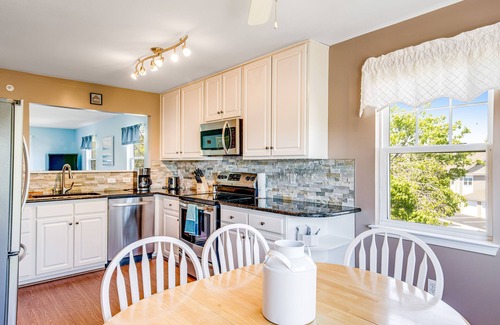 Ocean View Condominio | Bethany Bay Third-Floor Dog-Friendly Condo w/Free WiFi, Balcony, & Shared Pool