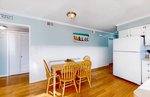 Frankford Condominio | Bethany Meadows condo with new owners, pool & tennis court - close to everything