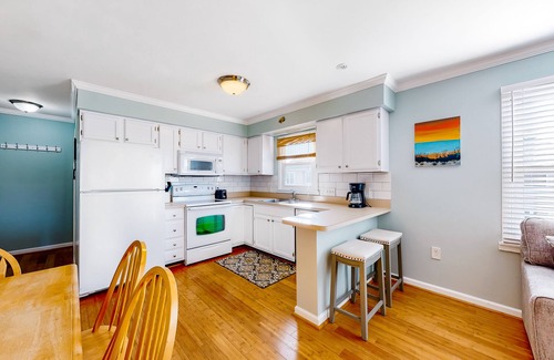 Frankford Condominio | Bethany Meadows condo with new owners, pool & tennis court - close to everything