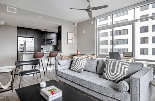 Woodmont Triangle Apartamento | Bethesda 2BR w/ W/D, Gym & Pool, nr dining, by Blueground
