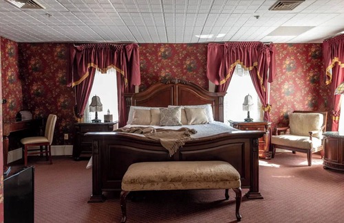 Geneseo Cama Y Desayuno | Bethia Room - Big Tree Inn - In-Room Jacuzzi