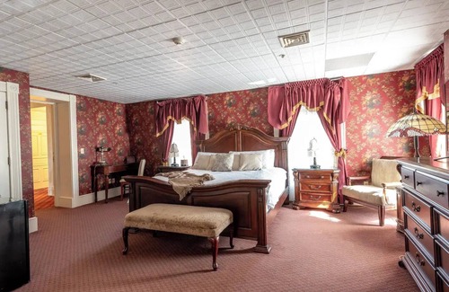 Geneseo Cama Y Desayuno | Bethia Room - Big Tree Inn - In-Room Jacuzzi