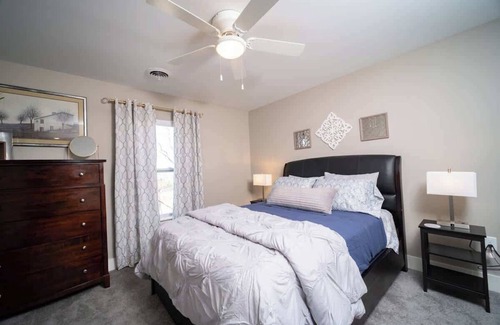 Bettendorf Apartamento | Bettendorf Gem: 3BR Apartment w/ King Suite & Office!