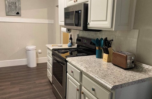 Hickory Casa | "Better Days" Inn / Comfortable 3br 1 Ba / Pet and Kid Friendly / Near Downtown