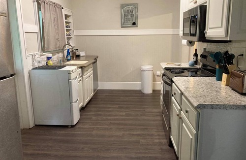 Hickory Casa | "Better Days" Inn / Comfortable 3br 1 Ba / Pet and Kid Friendly / Near Downtown