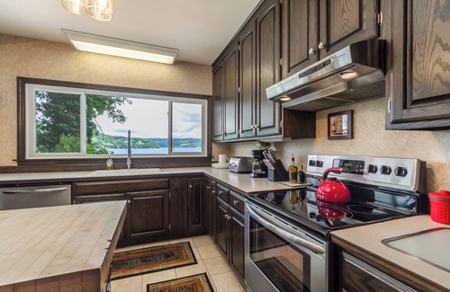 Hammondsport Casa | “Better In Blue” Large Waterfront Home, private parking, Bluff view, dock