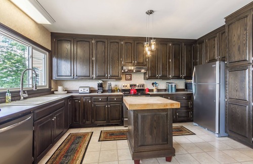 Hammondsport Casa | “Better In Blue” Large Waterfront Home, private parking, Bluff view, dock