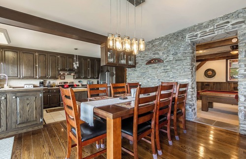 Hammondsport Casa | “Better In Blue” Large Waterfront Home, private parking, Bluff view, dock