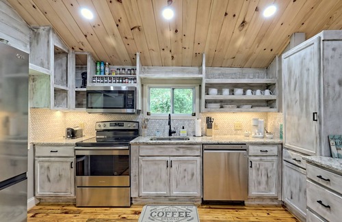 Rabun Gap Casa | Betty's Creek 3/2 Valley Cabin w/Mtn. View & Creek