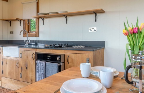 Lydney Cabina | Betty Shepherd's Hut - sleeps 2 guests in 1 bedroom