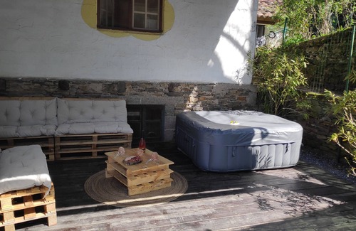 Curvalle Casa | Between charm and relaxation with its jacuzzi.