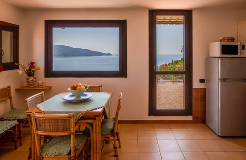 Lacona Villa | Villa inmersa en el parque con una vista impresionante del mar.