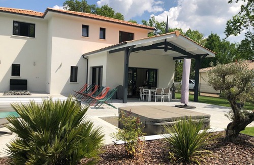 Saint-Aubin-de-Medoc Villa | Between Earth and sea