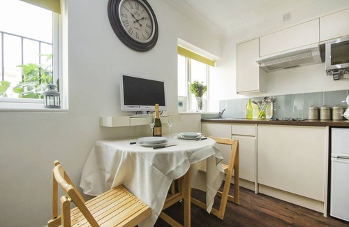 Brighton City Centre Cabaña | Between Piers Central by Brighton Holiday Lets