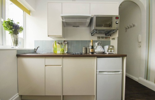 Brighton City Centre Cabaña | Between Piers Central by Brighton Holiday Lets