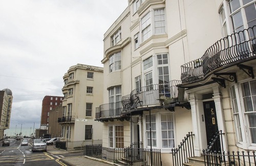 Brighton City Centre Cabaña | Between Piers Central by Brighton Holiday Lets