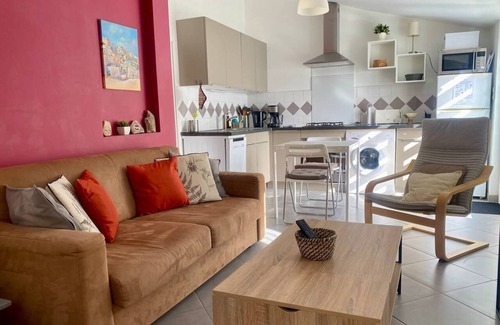 Evenos Casa | Between sea and countryside, charming self-catering cottage with garden, private spa and BBQ.