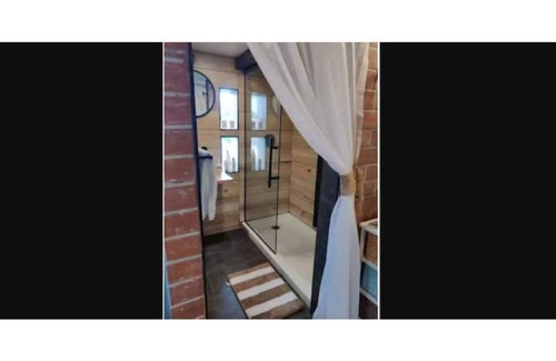 Hermann Casa | Between the vines BnB: 3 bdrm rustic/modern home