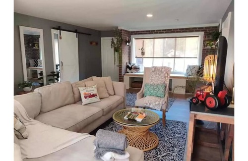 Hermann Casa | Between the vines BnB: 3 bdrm rustic/modern home
