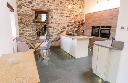 Llanfair Cabaña | BEUDY BACH, pet friendly, character holiday cottage in Llanfair