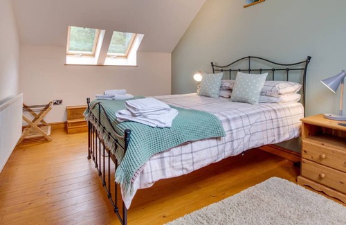 Machynlleth Casa | Parte de una granja orgánica en funcionamiento Beudy Clygo es un acogedor granero reconvertido ubicado en una ladera aislada w