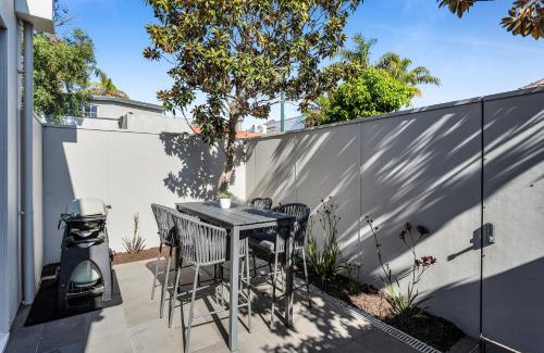 South Yarra Casa | Bev's Retreat by Ready Set Stay