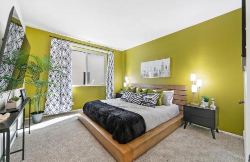 Beverly Grove Apartamento | Beverly Hills Gem 1 BR Apt with Parking 218