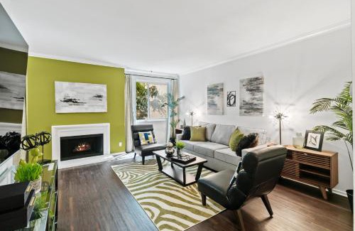 Beverly Grove Apartamento | Beverly Hills Gem 1 BR Apt with Parking 218