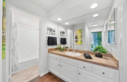 Beverly Grove Apartamento | Beverly Hills Gem 1 BR Apt with Parking 218
