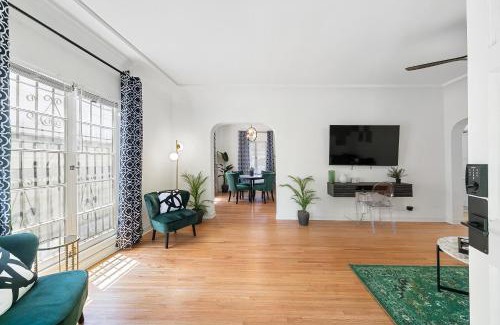 Beverly Grove Apartamento | Beverly Hills Stylish & Central 1 BR Apt + Parking