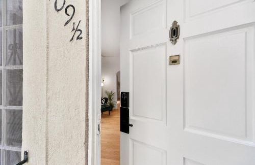 Beverly Grove Apartamento | Beverly Hills Stylish & Central 1 BR Apt + Parking