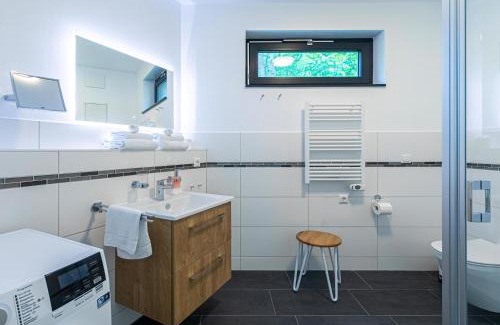 Krakow am See Apartamento | Bewusstsein - Modernes Apartment mit Terrasse, Walk-In-Dusche & Wellnesszugang