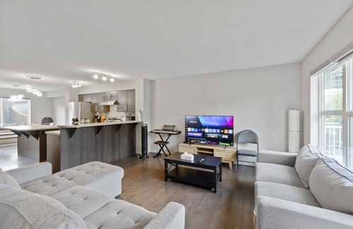 Southwest Edmonton Apartamento | Fun | Ping-Pong | Sleep 12 | Pet Friendly | Garage