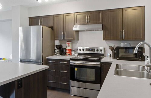 Southwest Edmonton Apartamento | Fun | Ping-Pong | Sleep 12 | Pet Friendly | Garage