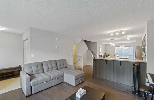 Southwest Edmonton Apartamento | Fun | Ping-Pong | Sleep 12 | Pet Friendly | Garage
