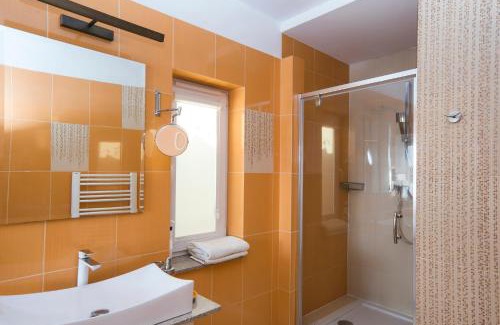 Sandomierz Apartamento | Biały Domek studio pomarańczowe