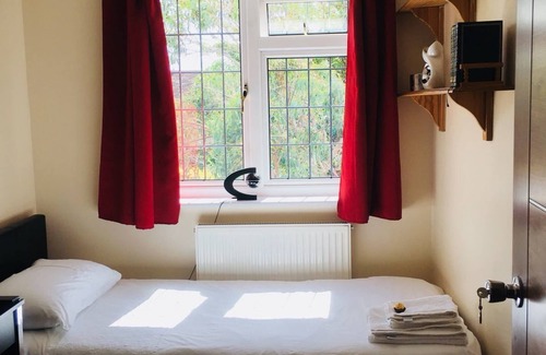 George Green Casa | Bianca's House Hotel Heathrow Airport