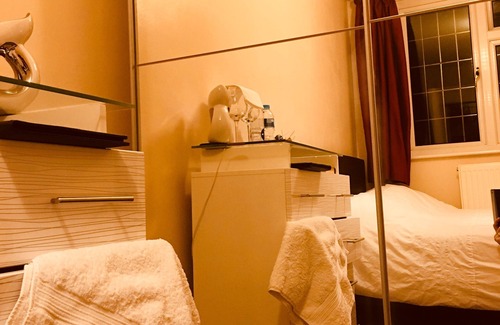 George Green Casa | Bianca's House Hotel Heathrow Airport