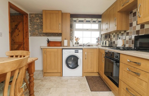 Liskeard Cabaña | BICKLE BICE COTTAGE, pet friendly, with a garden in Minions